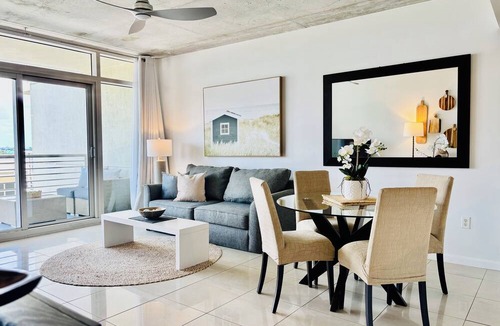 Midtown Condo | ☀ Sunset Views Pristine Rooftop Pool & Lounge Chic MIA Parking Included