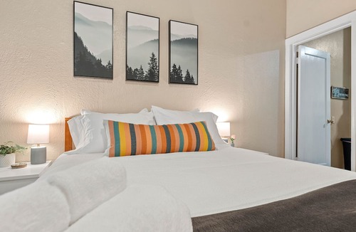 Midtown Sacramento Apartment | Work Play Stay - Downtown Sacramento Convention & Golden1 Center - Large Studio