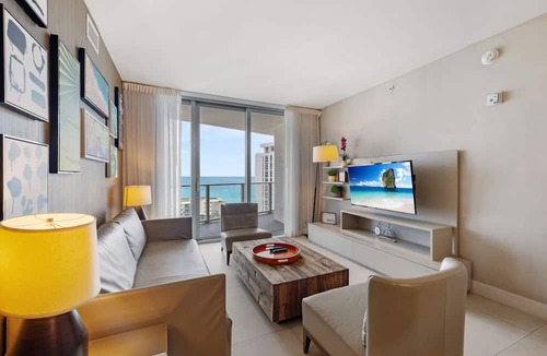 Hollywood South Central Beach Condo | Ocean View Condo with Balcony and Pools