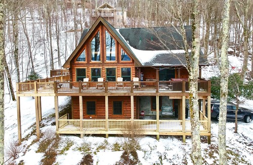 Blowing Rock Cabin | Large Log Cabin ON APP SKIMTN, HotTub, Pool Table, Kayaks, LOCATION! 100+reviews