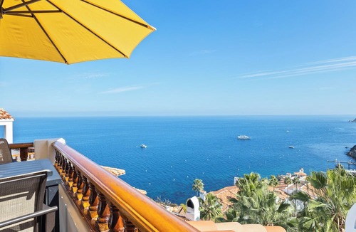 Avalon Condo | H1788: Stunning 2 Bed, 2 Bath Condo With Wrap Around Balcony, 7steps, Golf Cart