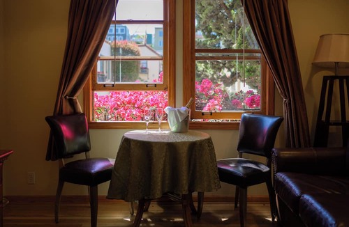 Marina District Hotel | King Suite in San Francisco Marina District with Courtyard View & Garage Parking