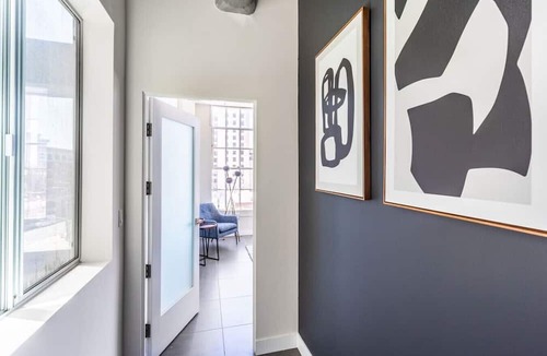 Historic Core Apartment | DTLA 2BR | Rooftop Jacuzzi & Sunset Views!