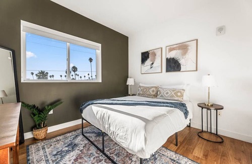 Wilshire Center Apartment | Light-Filled Home in K-Town | Parking, Gym & Views