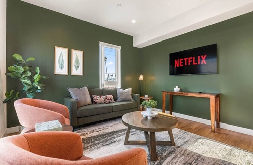 Wilshire Center Apartment | Light-Filled Home in K-Town | Parking, Gym & Views