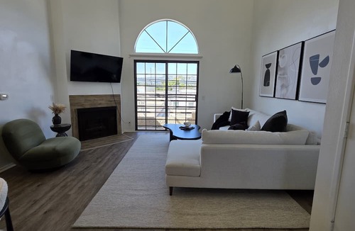 Beverly Hills Apartment | Stylish 2 bedroom + loft with rooftop patio and views near Beverly Hills
