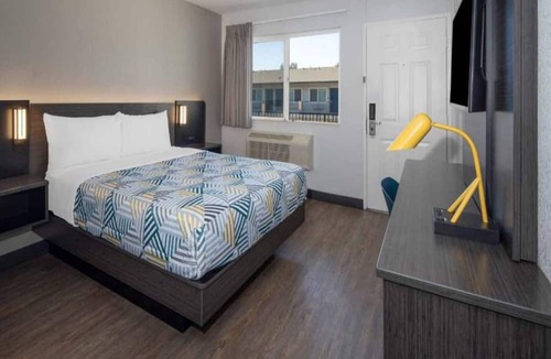 Fontana Apartment | ADA Queen Bed|RI Shower|Mini Fridge