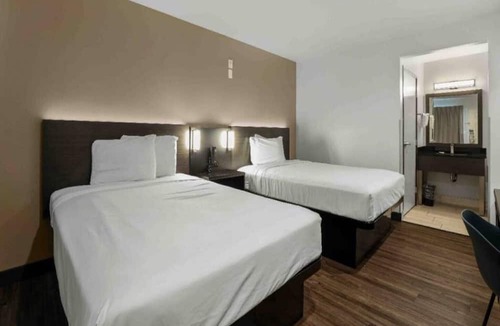 Central Escondido Apartment | ADA|2 Beds|RI Shower|Micfridge