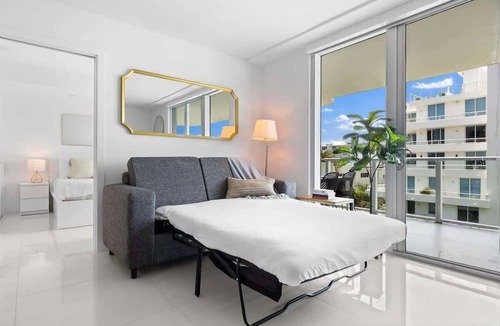 Bay Harbor Islands Condo | Luxury Condo w/Rooftop Pool | 5-Min to Beach
