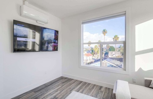 University Heights Apartment | Park Blvd 304 | Contemporary | Brand New | Cozy