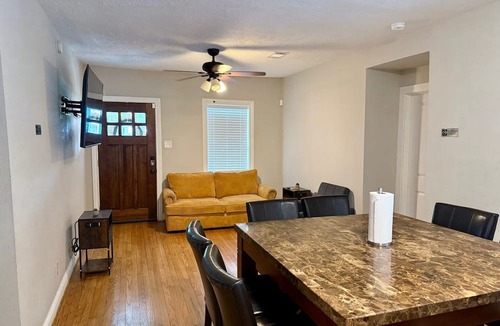Northside House | SWEET HOUSTON 14 people, 4 Bethrooms, 2 Full Bath. Pool, Central Houston.