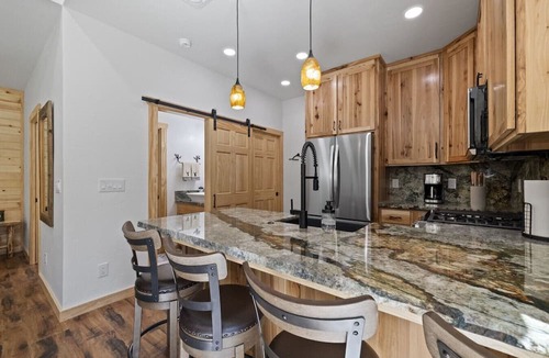 Mono Vista House | Sullivan Creek Studio-10 Mins to Twain Harte, Custom Log Cabin
