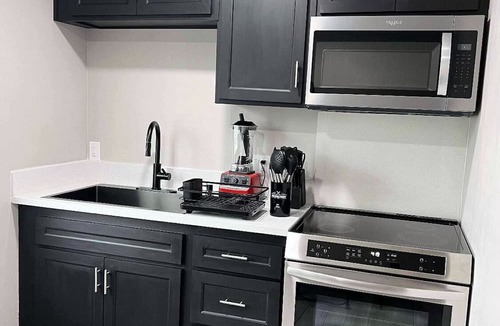 Oildale House | New ADU - Charming 1-bedroom house with AC, WiFi in fabulous Bakersfield