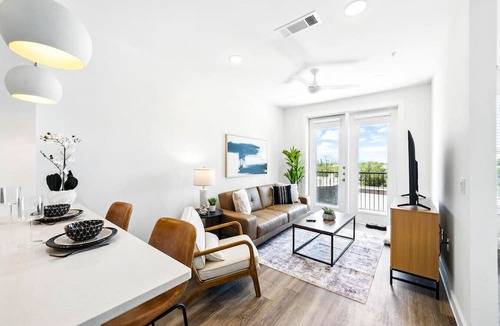 Brentwood Apartment | New King Bed~Pet Friendly Loft