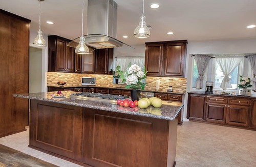 Hermosa Village House | Disneyland walking distance 5 bedrooms and 3 bath in Anaheim, Ca.