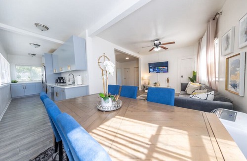 Willmore House | Near Long Beach Downtown Full House | 2 King6Queen