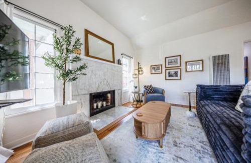 Carlson Park Apartment | Designer 2-Bedroom Home in Culver City - 20 Mins to LAX Airport