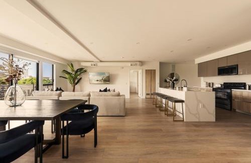 Downtown Apartment | The Velvet Coast - Grand 3BR Artistic Haven