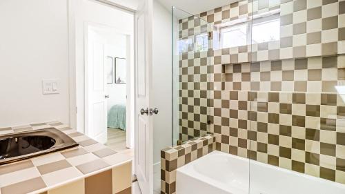 Mid City House | Modern 5BR Mid-City Retreat