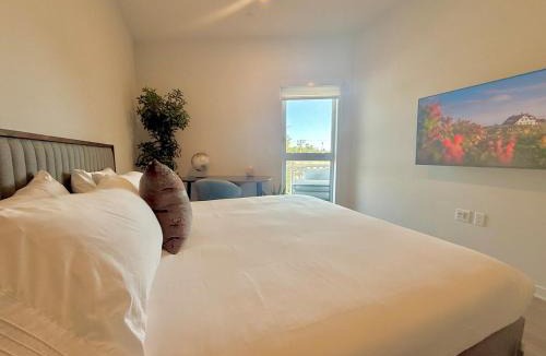 Silver Lake Apartment | Designer Silver Lake Stylish One Bedroom with Parking