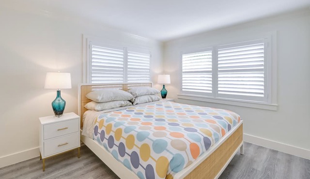 Updated Dtwn Naples Condo: Across From Beach!