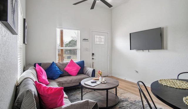 Sleek 3 Bedroom/2 Bath Just 5 Minutes to Downtown