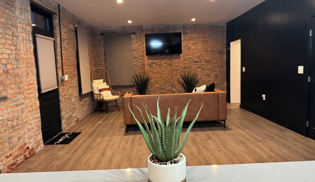 Jungle House Downtown Columbus – Modern Boutique Suites