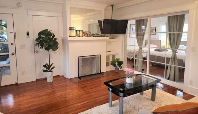 SP18 Prime location LUXE 2Bedroom / 1Bath Apartment kingsize bed!