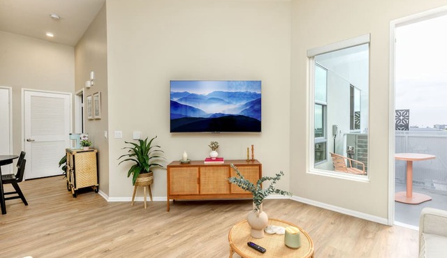 Eclectic : 65” TVs : Fast Wi-Fi : Parking : Pets : Bohemian