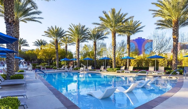 3BD/Vegas Oasis w/Pool, Full Kitchen, and more!