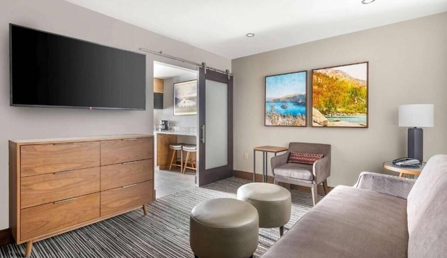 Ski Adventure! Minutes from Aerial Tramway & Gunbarrel Express! Parking, Pool!