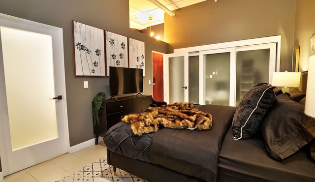 Downtown LA Loft w/Rock & Roll Vibe, Rooftop Pool + Free Parking