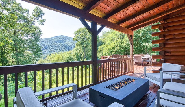 Log Cabin, Amazing View, Hot Tub, Fire Place, Fire Pit, Paved Access, 4 Bedrooms