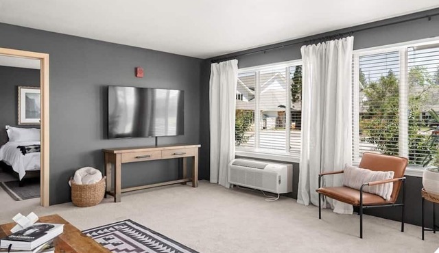Lovely Pet Friendly 2bd/2ba w/Private Entrance, On Site Laundry & Dedicated Parking