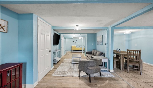 Historic Anchor at M | Sleeps 7 Outdoor Shower Mins to Beach & Moody Gardens