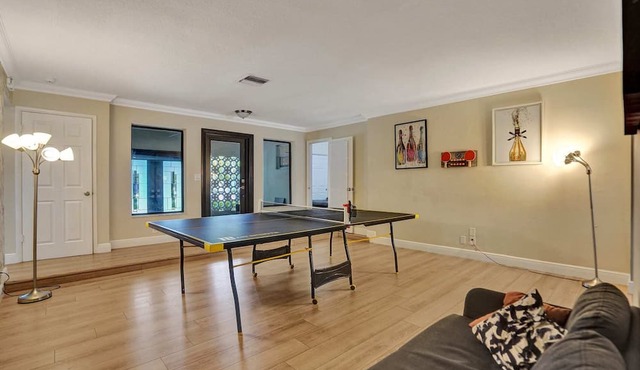 Huge Villa with Heated Pool, Trampoline BBQ Games