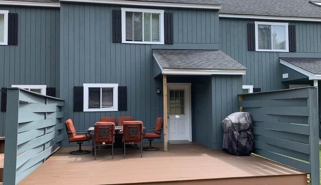Cozy White Mountain Townhouse/Fireplace Sleep 6/Near Loon