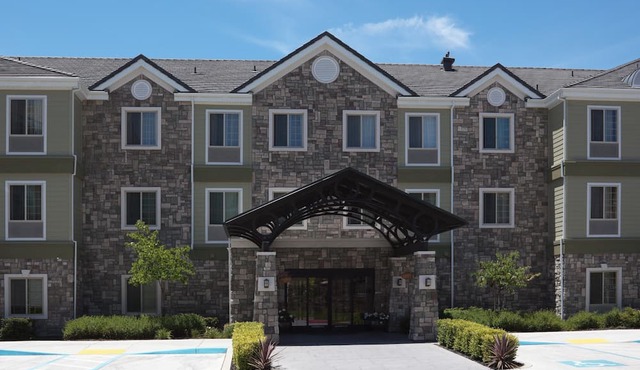 Staybridge Studio! Pool & Hot Tub. Free Breakfast. Explore Wine Country!