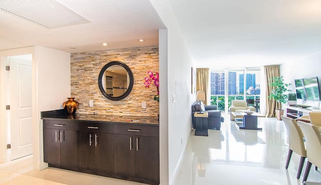 Cozy condo w/city views just 500ft from the beach | WIFI + Parking
