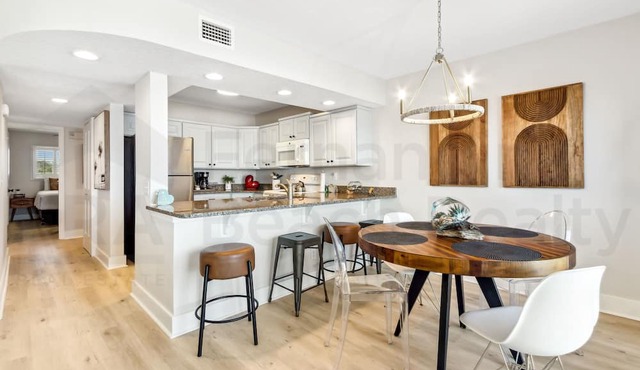Remodeled 2 Bed/2 Bath, 3rd floor Oceanfront condo sleeps 5. Oceanfront balcony & pool.