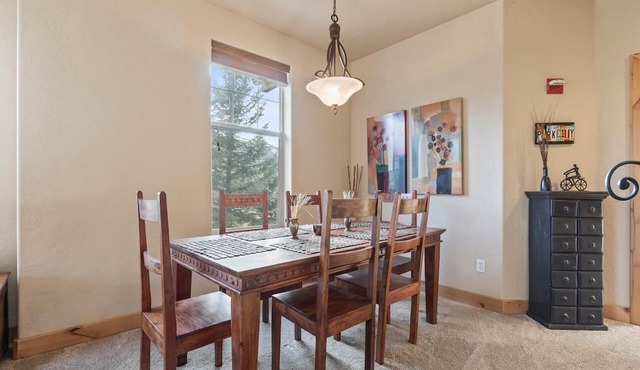 Moose Mgmt at Foxpoint 1678C Front Balcony w BBQ-Walk to Shops-King bed-TopFloor
