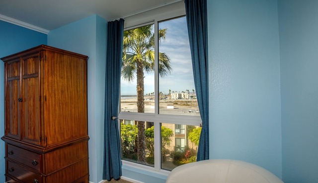 Coastal Beauty: A Beachfront Condo with Spectacular Natural Views!