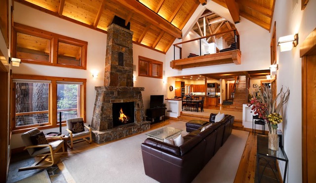 Architectural Beauty with Views, Steps to The Lake and Piers