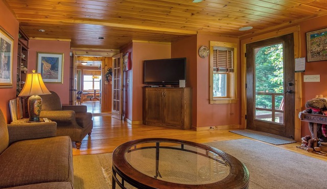 Windy Cross | Private Waterfront, Dock, Hot Tub & Ping Pong