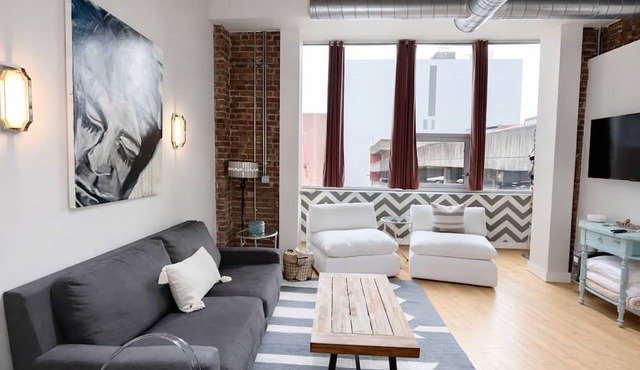 Downtown Music City Loft living! ~Steps to the Ryman and Broadway