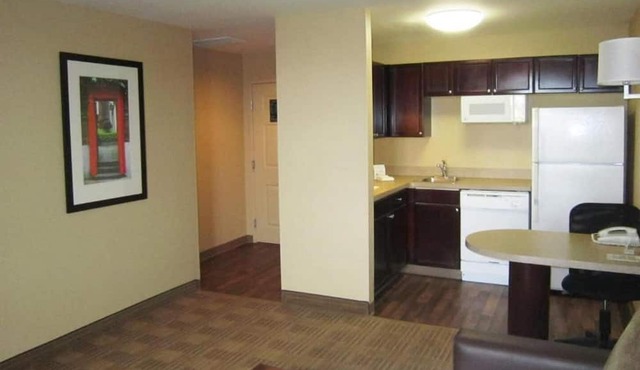1 King Bed | Non-Smoking, Kitchen