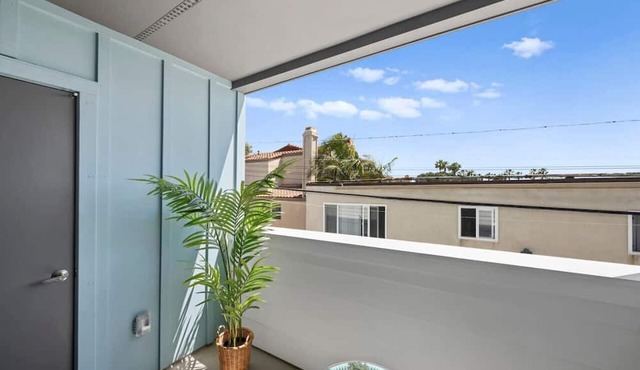 Coastal King Bed Villa, Steps from Beach, Parking!