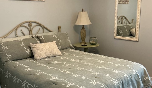 Enjoy Salty Breeze on beautiful St Andrew Bay. Pet friendly - secure backyard.