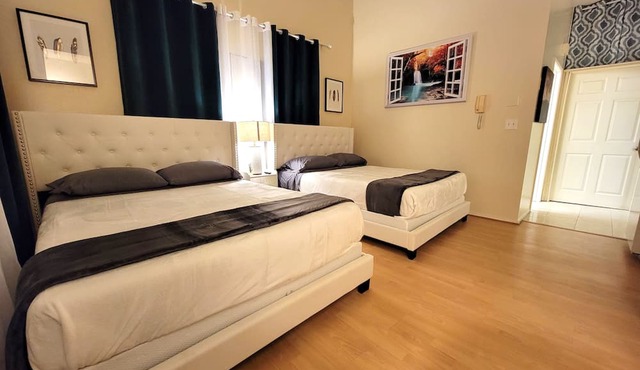 Private Studio suite by Beverly Hills w 2 Queen beds. 5 minutes to Rodeo Drive!