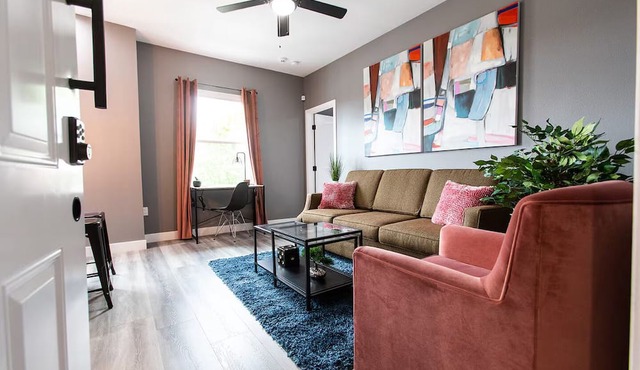 Stylish King Suite Steps to Dining & Parks